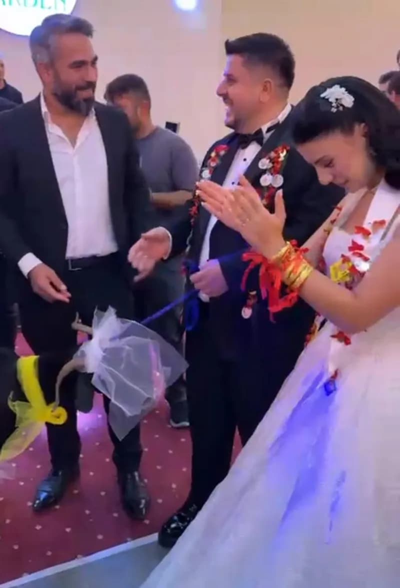Adana’nın Kozan ilçesinde Cennet Kayadelen ile Kemal Karaköse çiftinin düğününde, damadın kebap ve mangal sevgisi sıra d