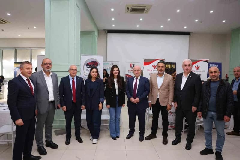 Darıca Belediyesi tarafından bu yıl 6'ncısı düzenlenen İstihdam Fuarı'nda, 54 firma iş arayan vatandaşlarla bir araya ge