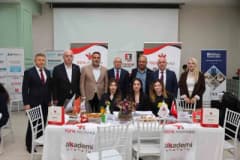 Darıca’da düzenlenen 6. İstihdam Fuarı’nda stant açan firmalar ve iş arayan vatandaşlar