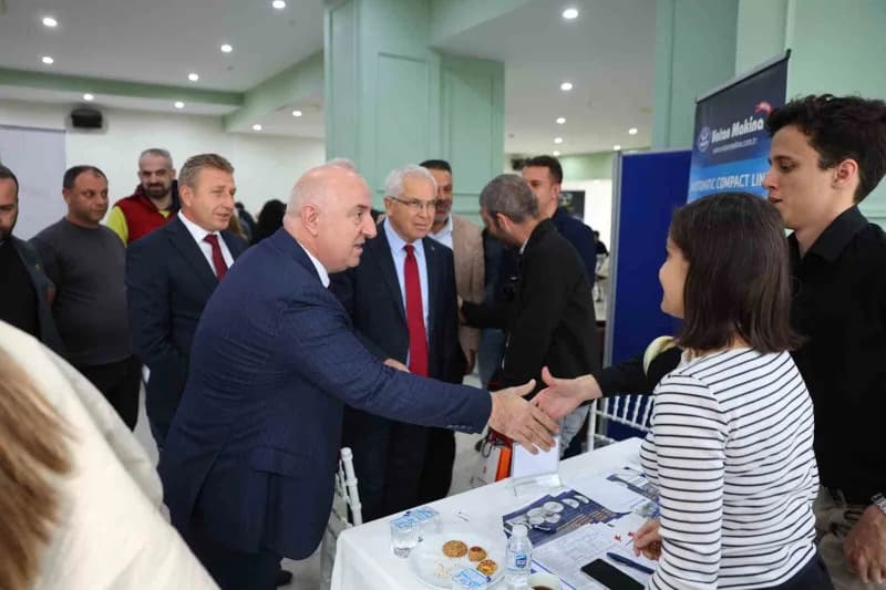 Darıca Belediyesi tarafından bu yıl 6'ncısı düzenlenen İstihdam Fuarı'nda, 54 firma iş arayan vatandaşlarla bir araya ge