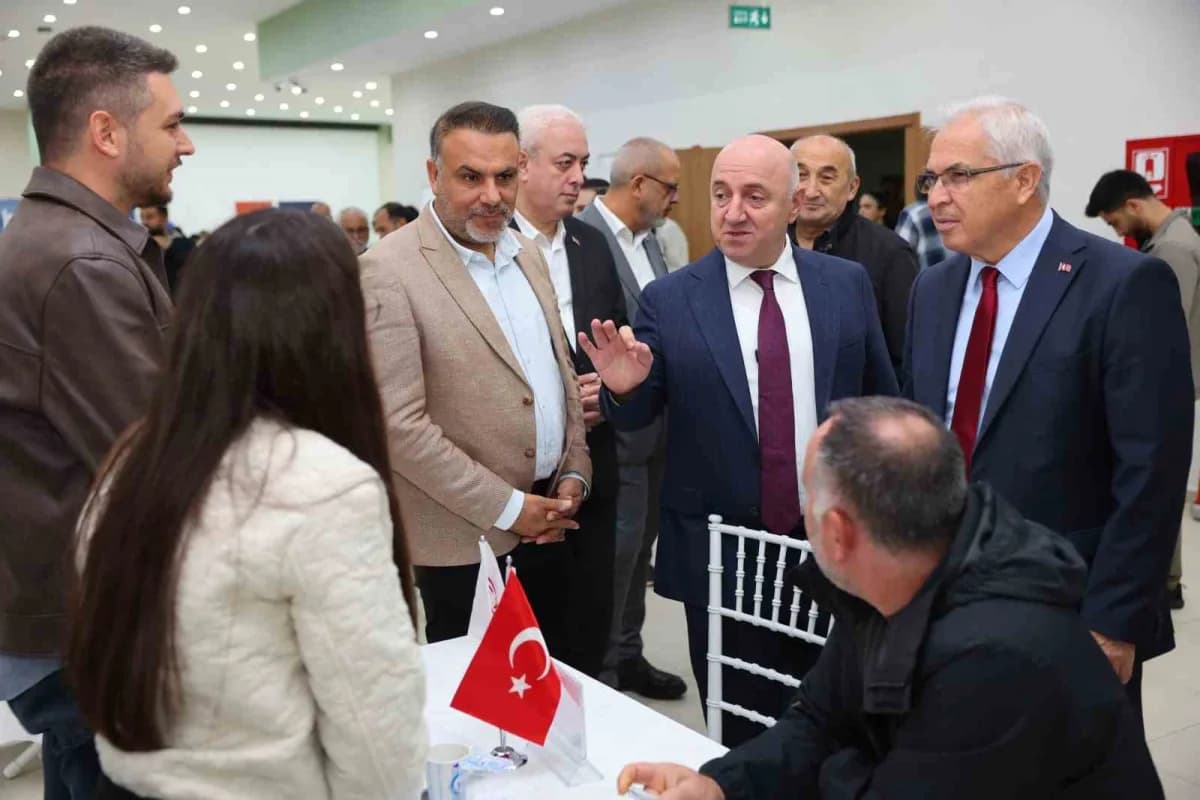 Darıca Belediyesi tarafından bu yıl 6'ncısı düzenlenen İstihdam Fuarı'nda, 54 firma iş arayan vatandaşlarla bir araya ge