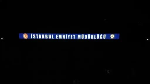 İstanbul Adliyesi önünde polis ekipleri ve adliyeye sevk edilen şüpheliler