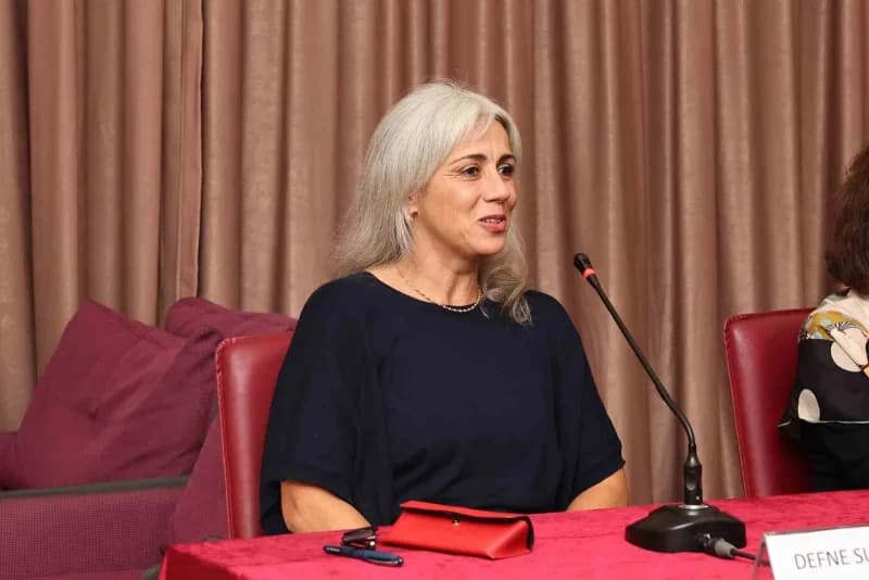 Nilüfer Belediyesi’nin düzenlediği Edebi Kazılar söyleşisinin konuğu Defne Suman oldu. Suman, kendi gençliğinden ilham a