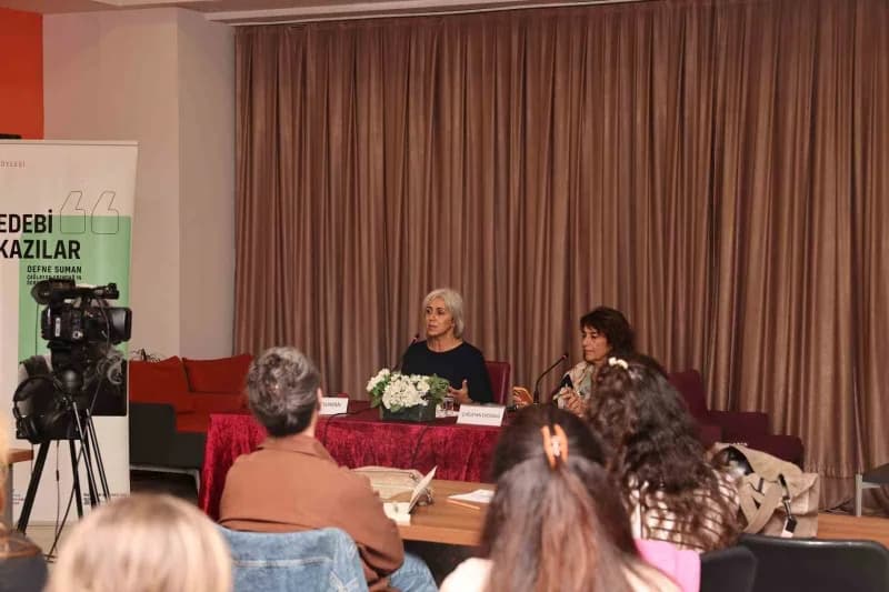 Nilüfer Belediyesi’nin düzenlediği Edebi Kazılar söyleşisinin konuğu Defne Suman oldu. Suman, kendi gençliğinden ilham a