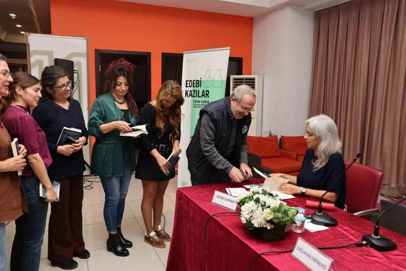 Nilüfer Belediyesi’nin düzenlediği Edebi Kazılar söyleşisinin konuğu Defne Suman oldu. Suman, kendi gençliğinden ilham a