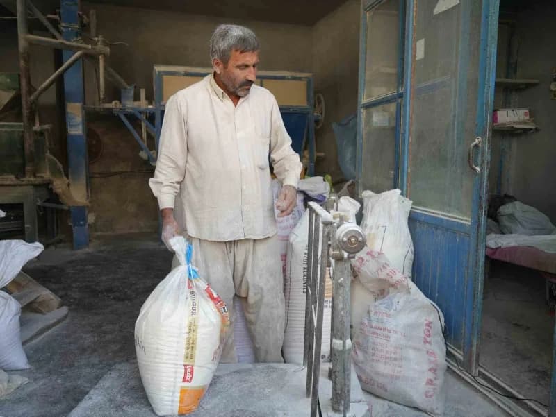 Gaziantep Oğuzeli'nde geleneksel yöntemlerle un öğüten Mustafa Ayaslan değirmeninde çalışıyor