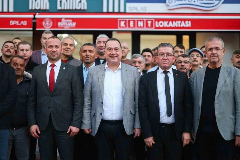İlçe programı kapsamında toplantı öncesinde esnafı da ziyaret eden Başkan Dutlulu ve beraberindeki h