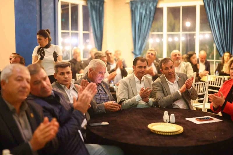 Manisa Büyükşehir Belediye Başkanı Besim Dutlulu, Demirci ilçesinde görev yapan muhtarlarla bir aray