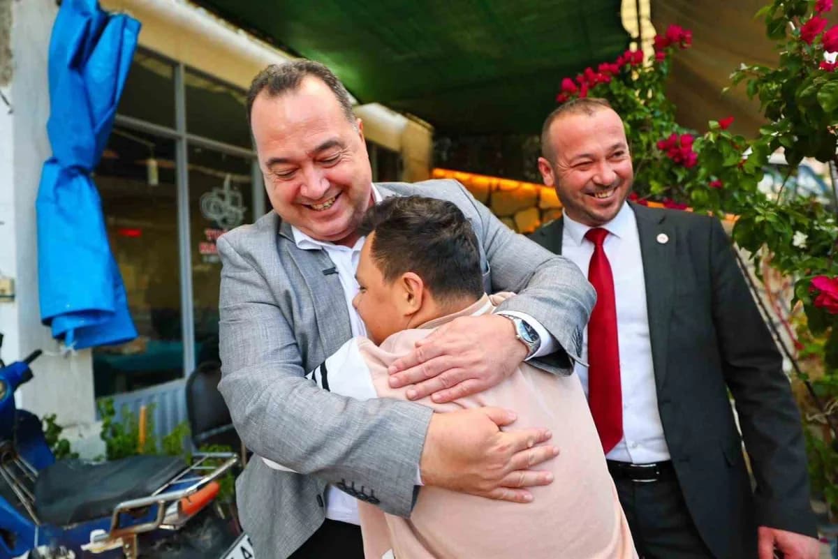 İlçe programı kapsamında toplantı öncesinde esnafı da ziyaret eden Başkan Dutlulu ve beraberindeki h