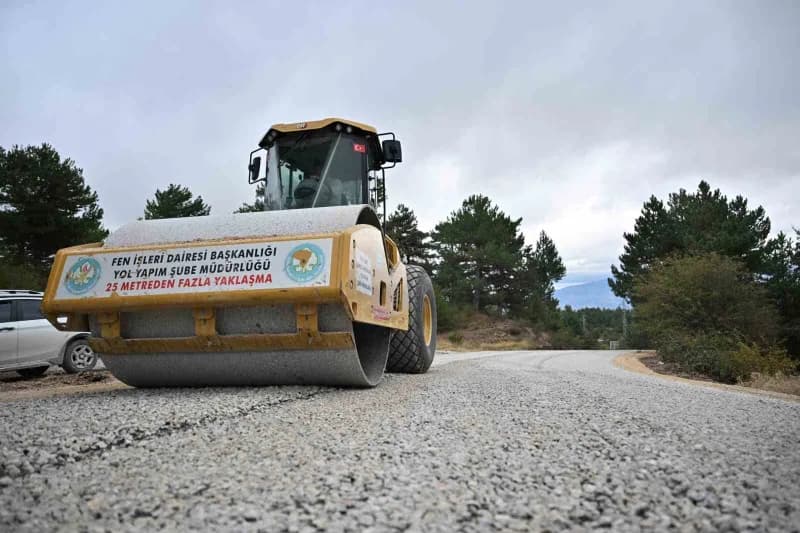 Manisa Büyükşehir Belediyesi, Demirci ilçesine bağlı Söğütçük Mahallesi’nin uzun yıllardır beklediği Yol çalışmasını hay