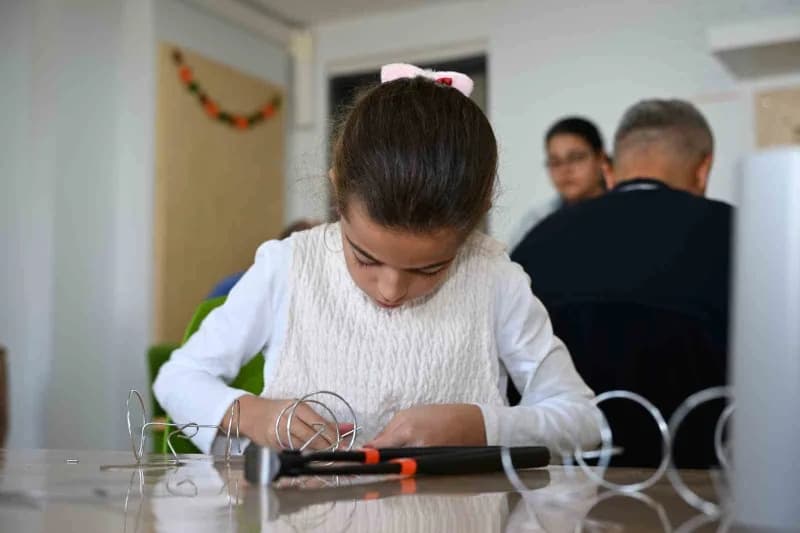 Tübitak ve T3 Vakfının desteğiyle Demirci Belediyesi tarafından Eylül 2025'te hizmete açılan ve bünyesinde 5 atölye barı