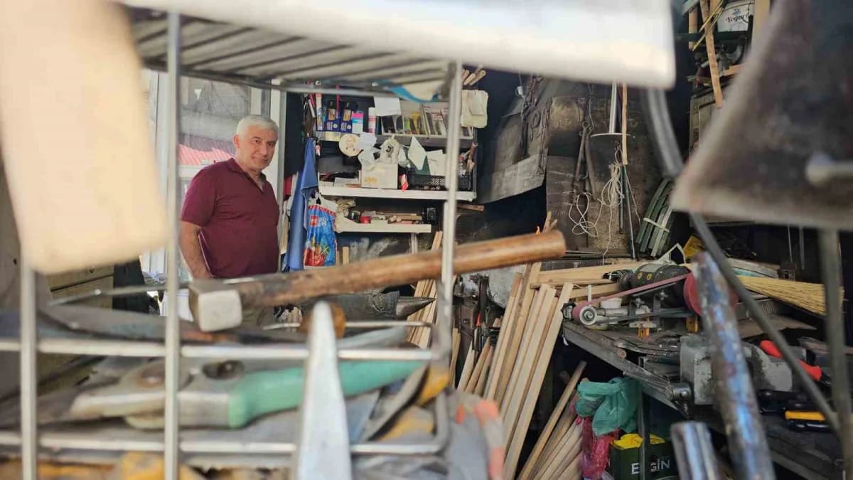 Zonguldak Devrek'te 50 yıldır demircilik yapan Rıza Ulukoz iş başında