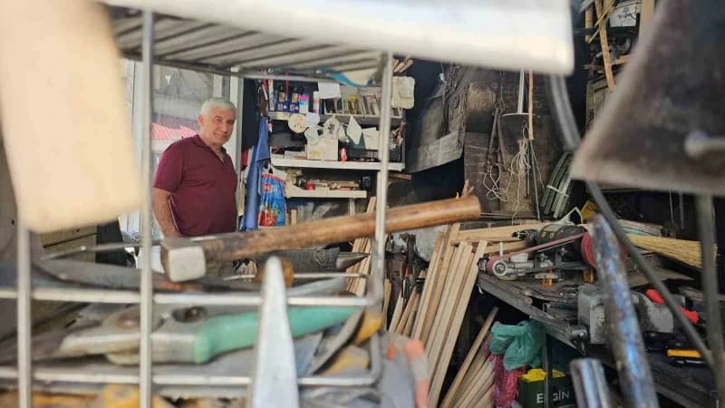 Zonguldak Devrek'te 50 yıldır demircilik yapan Rıza Ulukoz iş başında