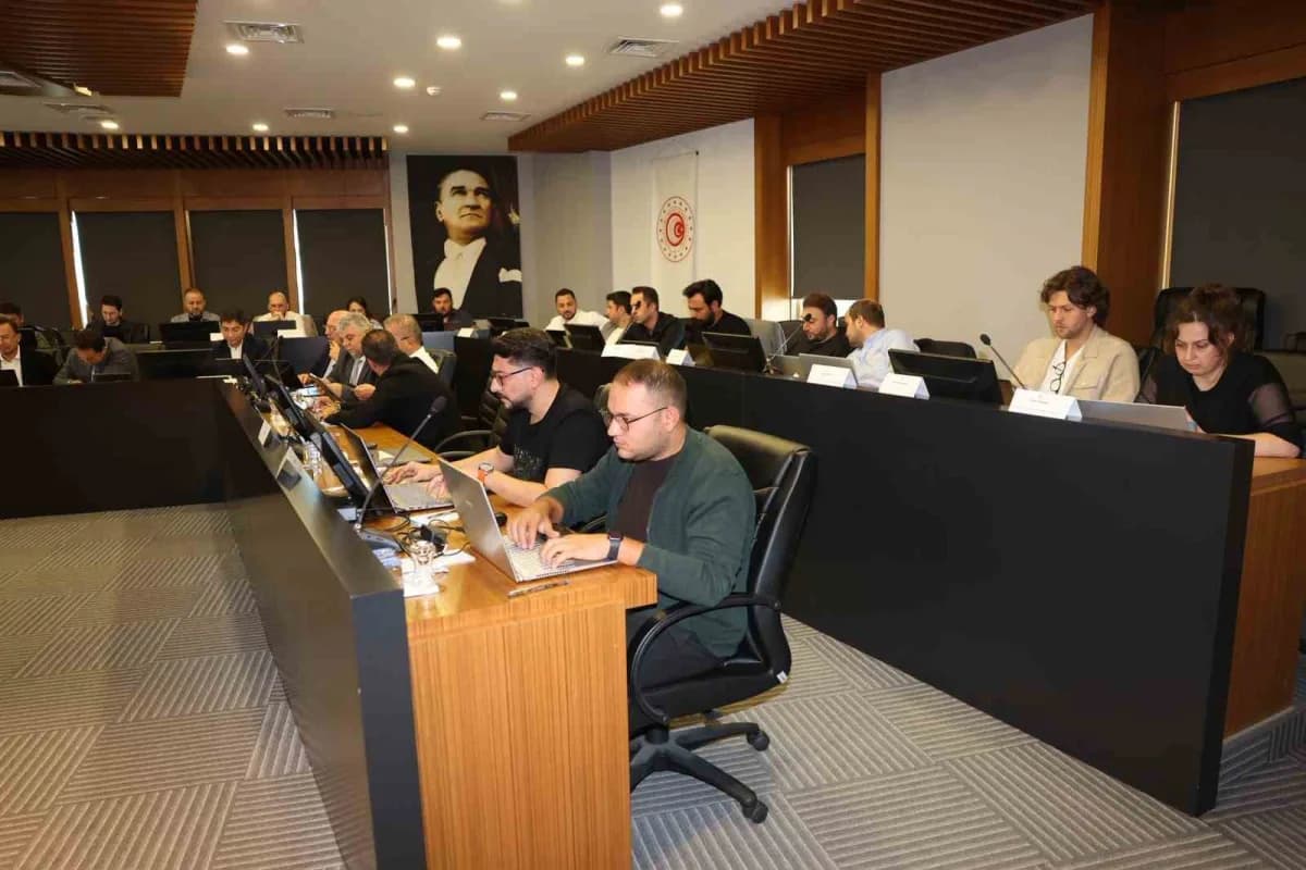 DENİB Akademi Master tarafından düzenlenen "İnsan+ Yapay Zeka İş Birliği" eğitimi, yoğun katılımla DENİB Hizmet Binasınd