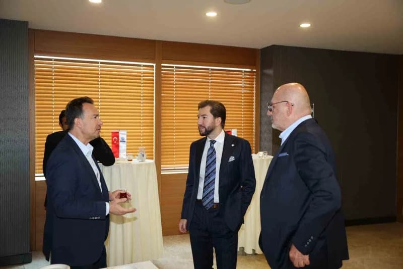 DENİB Akademi Master tarafından düzenlenen "İnsan+ Yapay Zeka İş Birliği" eğitimi, yoğun katılımla DENİB Hizmet Binasınd
