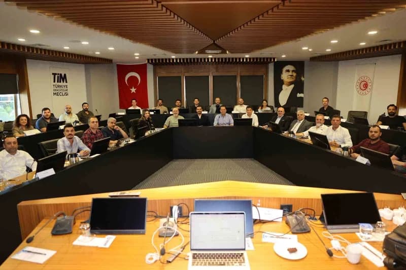 DENİB Akademi Master tarafından düzenlenen "İnsan+ Yapay Zeka İş Birliği" eğitimi, yoğun katılımla DENİB Hizmet Binasınd