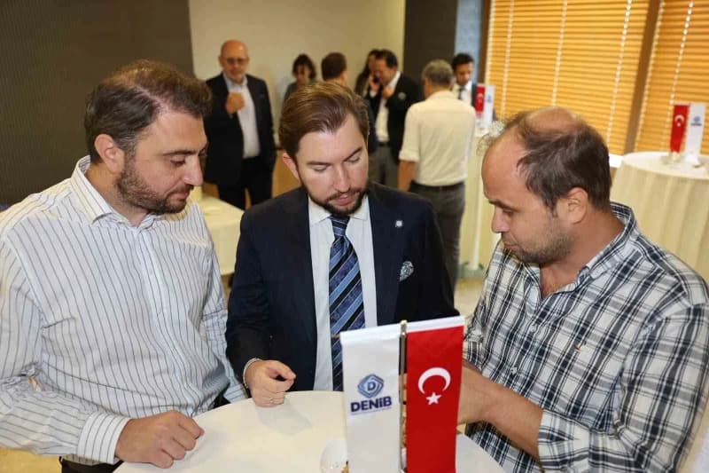 DENİB Akademi Master tarafından düzenlenen "İnsan+ Yapay Zeka İş Birliği" eğitimi, yoğun katılımla DENİB Hizmet Binasınd