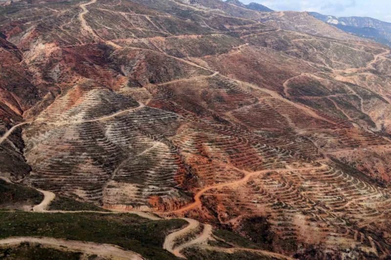Denizli'de 2025 yılında yanan Orman Honaz Dağı Milli Parkı ve Buldan Bölmekaya bölgesinde devam eden çalışmalar helikopt