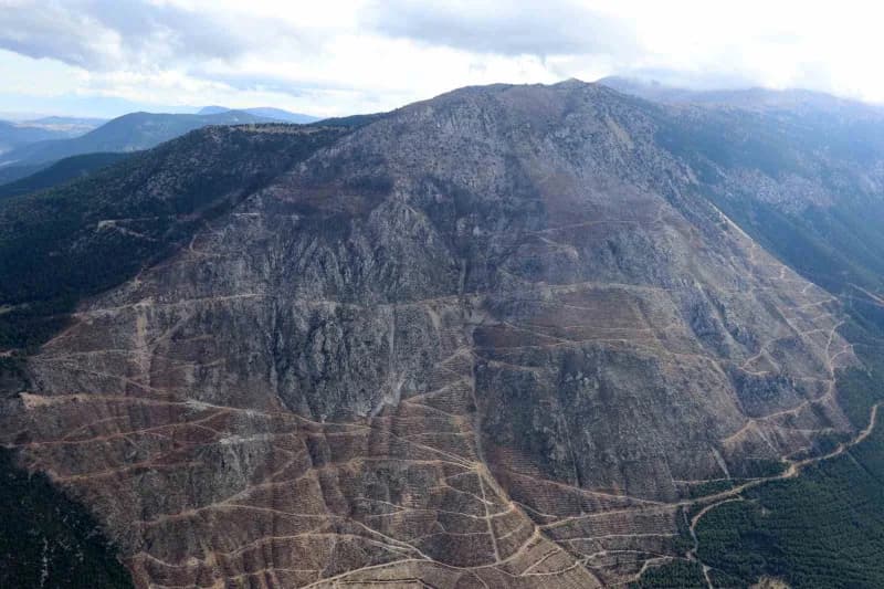 Denizli'de 2025 yılında yanan Orman Honaz Dağı Milli Parkı ve Buldan Bölmekaya bölgesinde devam eden çalışmalar helikopt