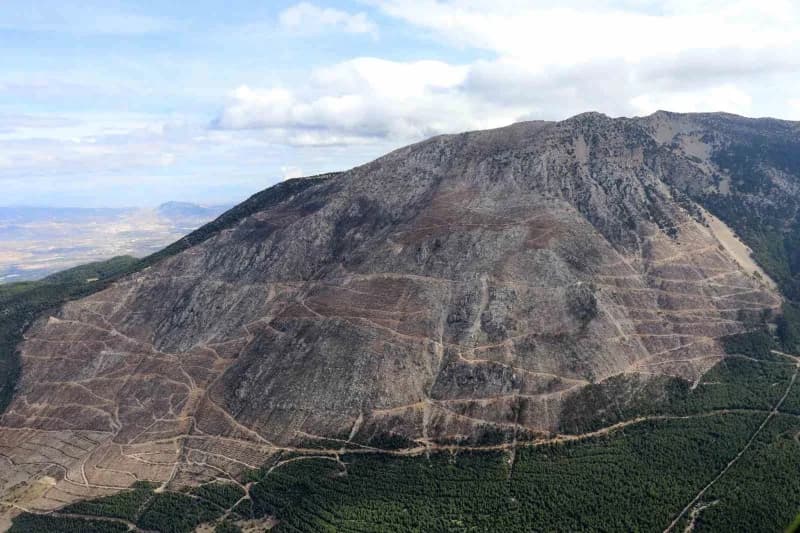 Denizli'de 2025 yılında yanan Orman Honaz Dağı Milli Parkı ve Buldan Bölmekaya bölgesinde devam eden çalışmalar helikopt