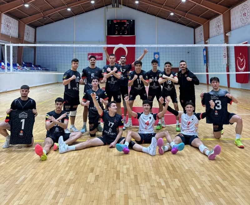 Denizli Acıpayam Gençlik Spor voleybol takımı Bursa deplasmanında maç yaparken
