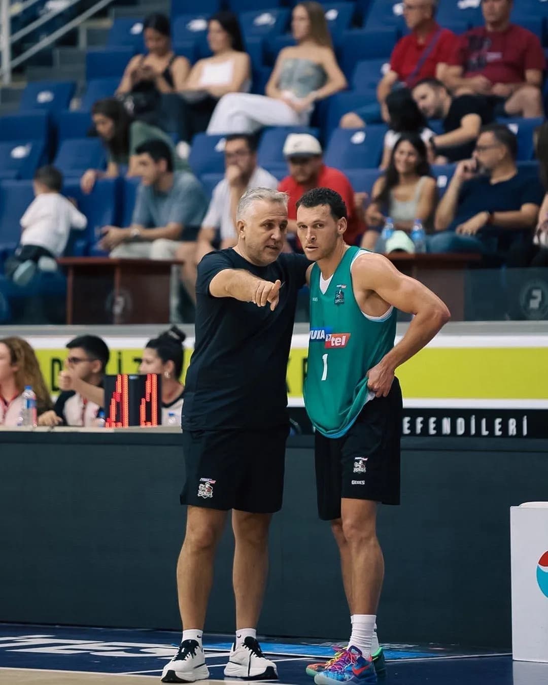 Y. Denizli Basket oyuncuları ve teknik ekibi maç öncesi hazırlık yapıyor