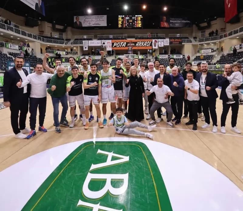 Denizli Basket takımının maç sırasında oyuncuları ve taraftarların coşkusu