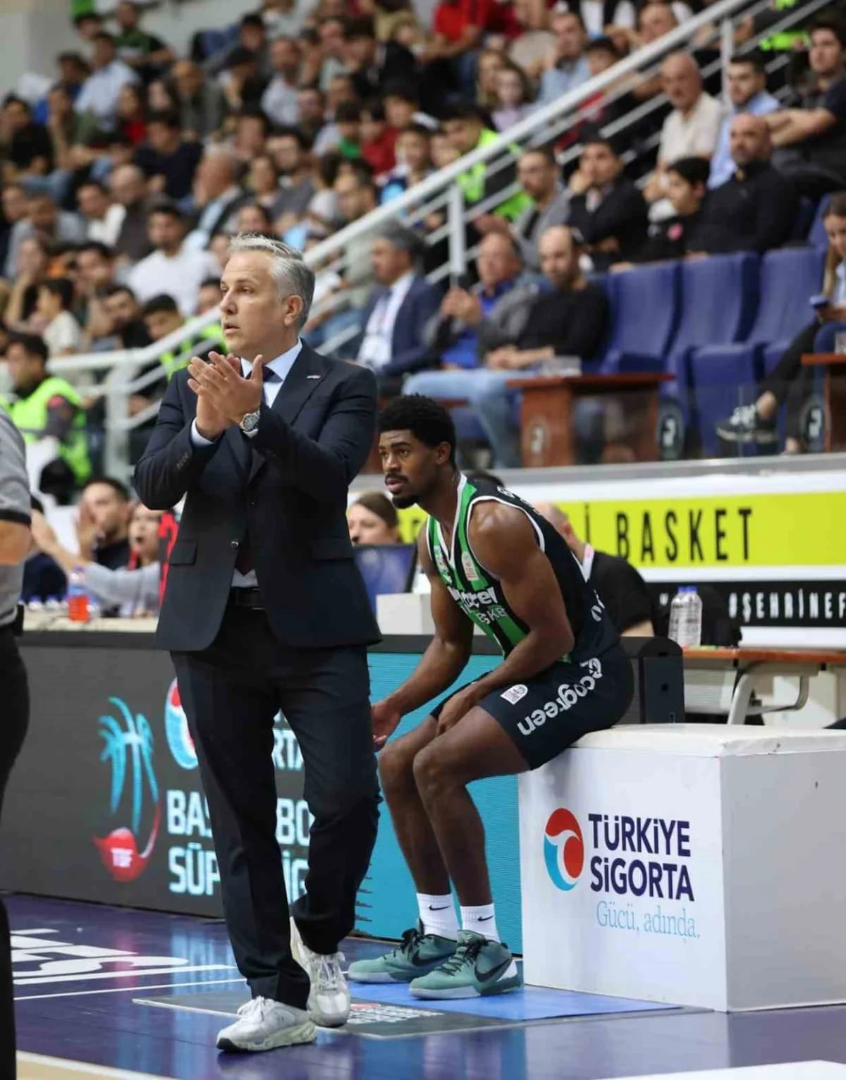 Denizli Basket oyuncuları Anadolu Efes maçında mücadele ederken