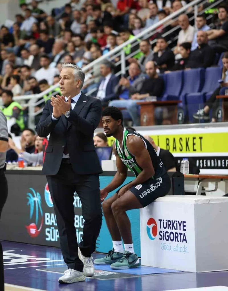 Denizli Basket oyuncuları Anadolu Efes maçında mücadele ederken