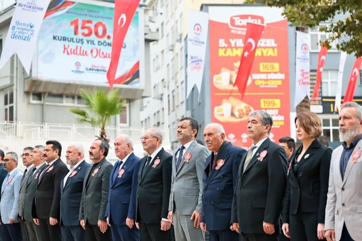 Denizli Belediye Teşkilatı 150. yıl dönümü töreninde Delikliçınar Meydanı’nda toplanan kalabalık