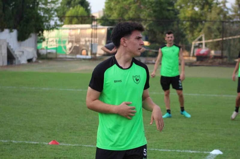 Bereketlispor formasıyla genç futbolcu Burak Ege Kocalar sahada mücadele ediyor
