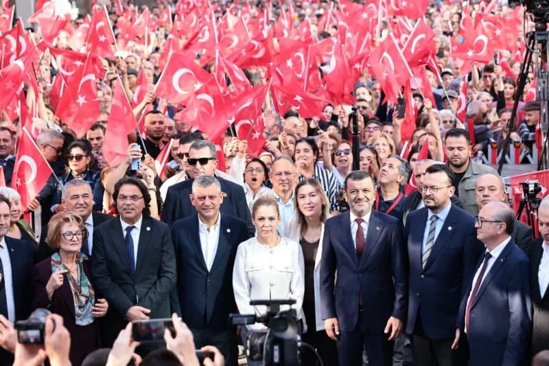Denizli Büyükşehir Belediye Başkanı Bülent Nuri Çavuşoğlu, Yeni Parti Genel Başkanı Özgür Özel’in ka