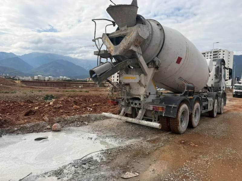Denizli Büyükşehir Belediyesi ekipleri çevre denetimi yaparken beton harcı döken firmaya müdahale ediyor