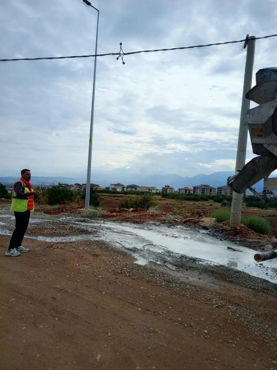 Denizli Büyükşehir Belediyesi, kent genelinde gerçekleştirdiği çevre denetimlerinde yol kenarına beton harcı döken ve iz