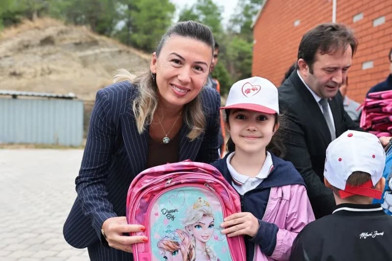 Denizli Büyükşehir Belediye Başkanı Bülent Nuri Çavuşoğlu ve çocuklar, Sokak Hayvanları Barınma ve Rehabilitasyon Merkez