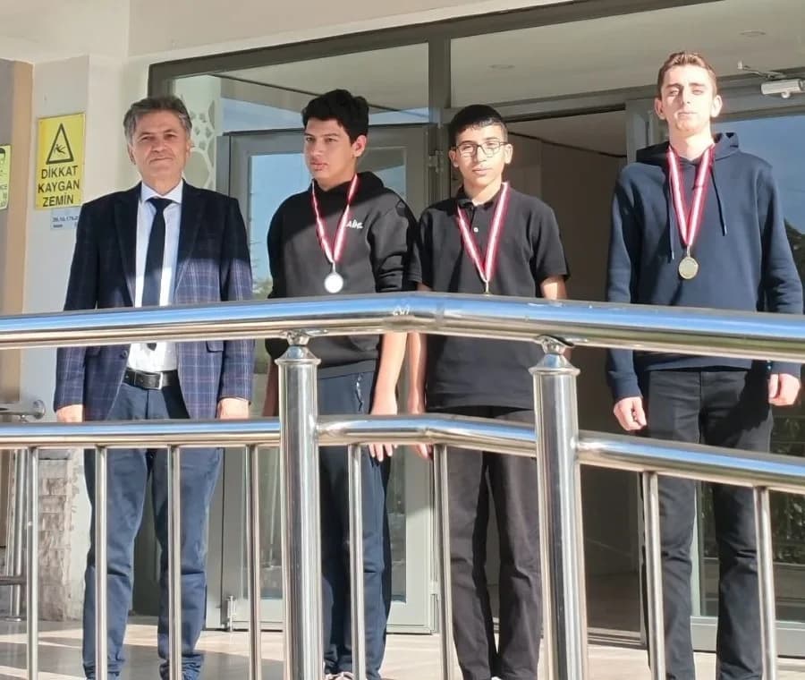 Denizli’de Servergazi Anadolu İmam Hatip Lisesi, 29 Ekim Cumhuriyet Bayramını sporun heyecanıyla kut