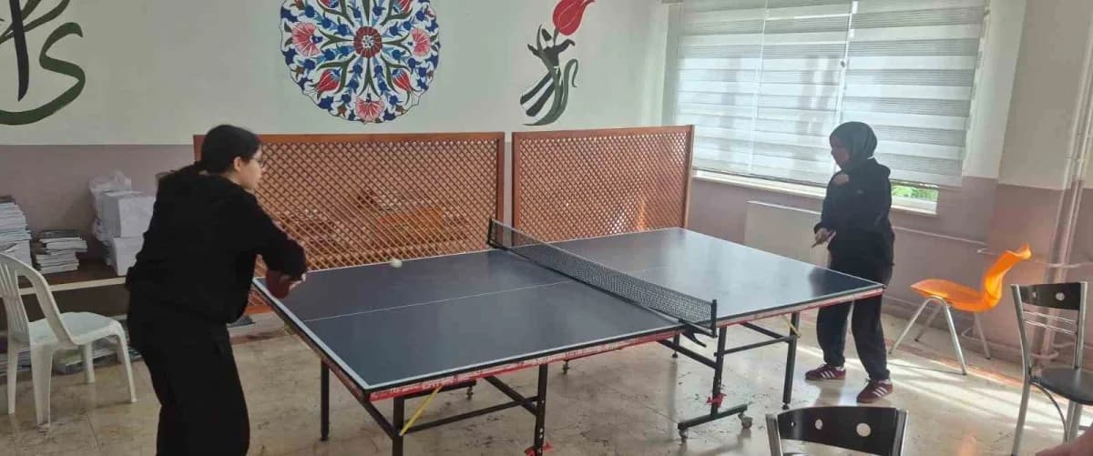 Denizli Servergazi Anadolu İmam Hatip Lisesi öğrencileri Cumhuriyet Bayramı masa tenisi turnuvasında