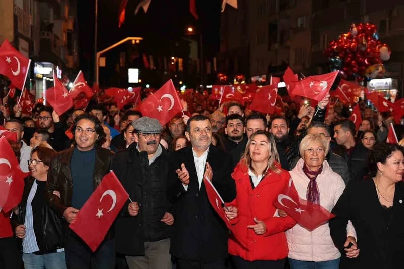 Binlerce Denizlili Cumhuriyet için yürüdü Derya Uluğ konseriyle 103. Yıl coşkusu meydanlara sığmadı