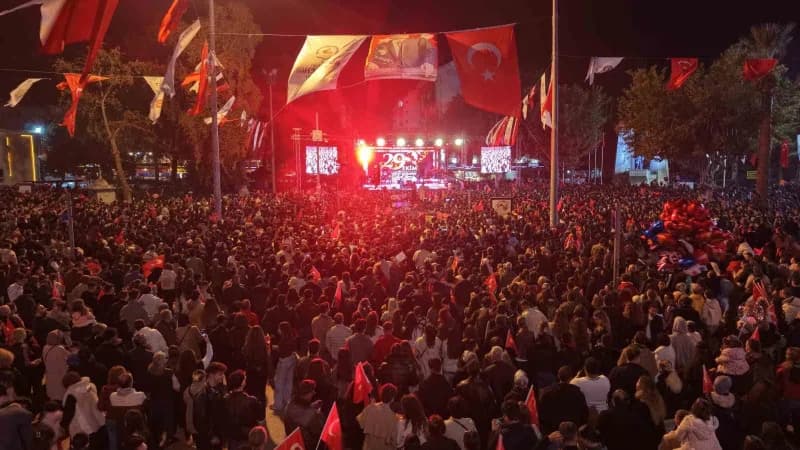 Binlerce Denizlili Cumhuriyet için yürüdü Derya Uluğ konseriyle 103. Yıl coşkusu meydanlara sığmadı