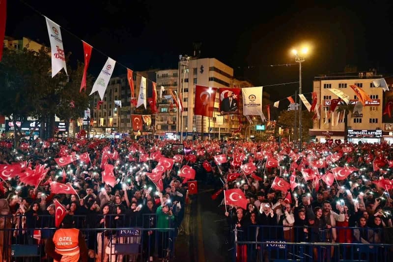 Binlerce Denizlili Cumhuriyet için yürüdü Derya Uluğ konseriyle 103. Yıl coşkusu meydanlara sığmadı