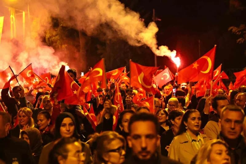 Binlerce Denizlili Cumhuriyet için yürüdü Derya Uluğ konseriyle 103. Yıl coşkusu meydanlara sığmadı