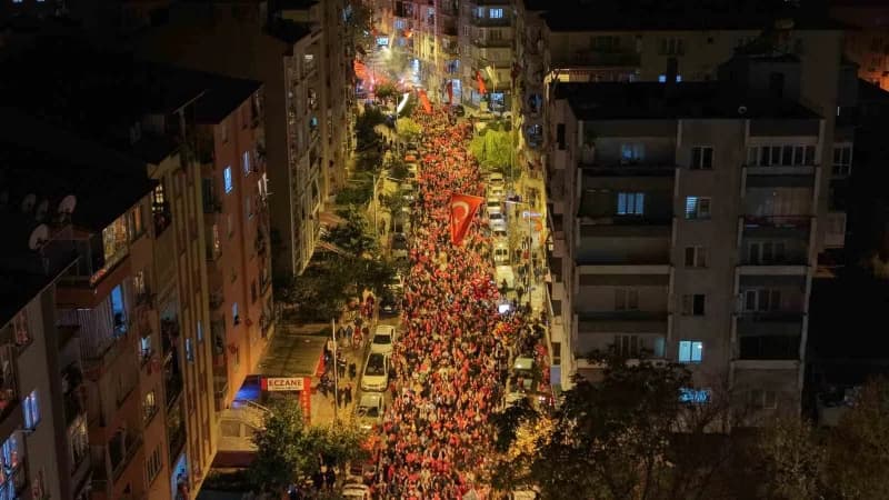 Denizli’de 29 Ekim Cumhuriyet Bayramı kutlamalarında binlerce vatandaş Fener Alayı yürüyüşünde