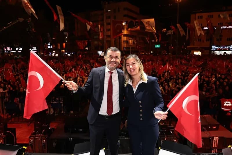 Binlerce Denizlili Cumhuriyet için yürüdü Derya Uluğ konseriyle 103. Yıl coşkusu meydanlara sığmadı