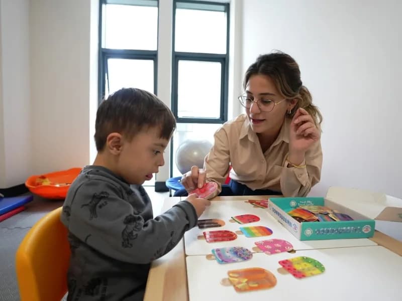 Down sendromlu 5 yaşındaki Hüseyin Fatih Hız, Denizli Büyükşehir Belediyesi Engelsiz Spor ve Yaşam Merkezi’nde aldığı fi
