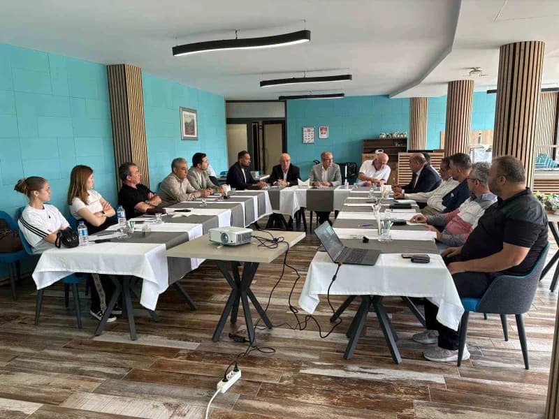 Denizli'de TÜRFAD tarafından düzenlenen futbol çalıştayında katılımcılar sunum yapıyor