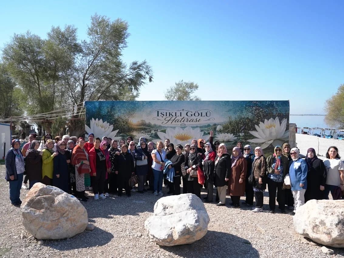 Denizli Büyükşehir Belediyesi tarafından düzenlenen Çivril gezisinde gazi aileleri doğa ve tarihi yerleri keşfediyor