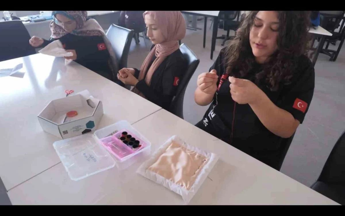 Denizli'de Hatipzade Veli Başer Anadolu İmam Hatip Lisesi öğrencileri, unutulmaya yüz tutan geleneks
