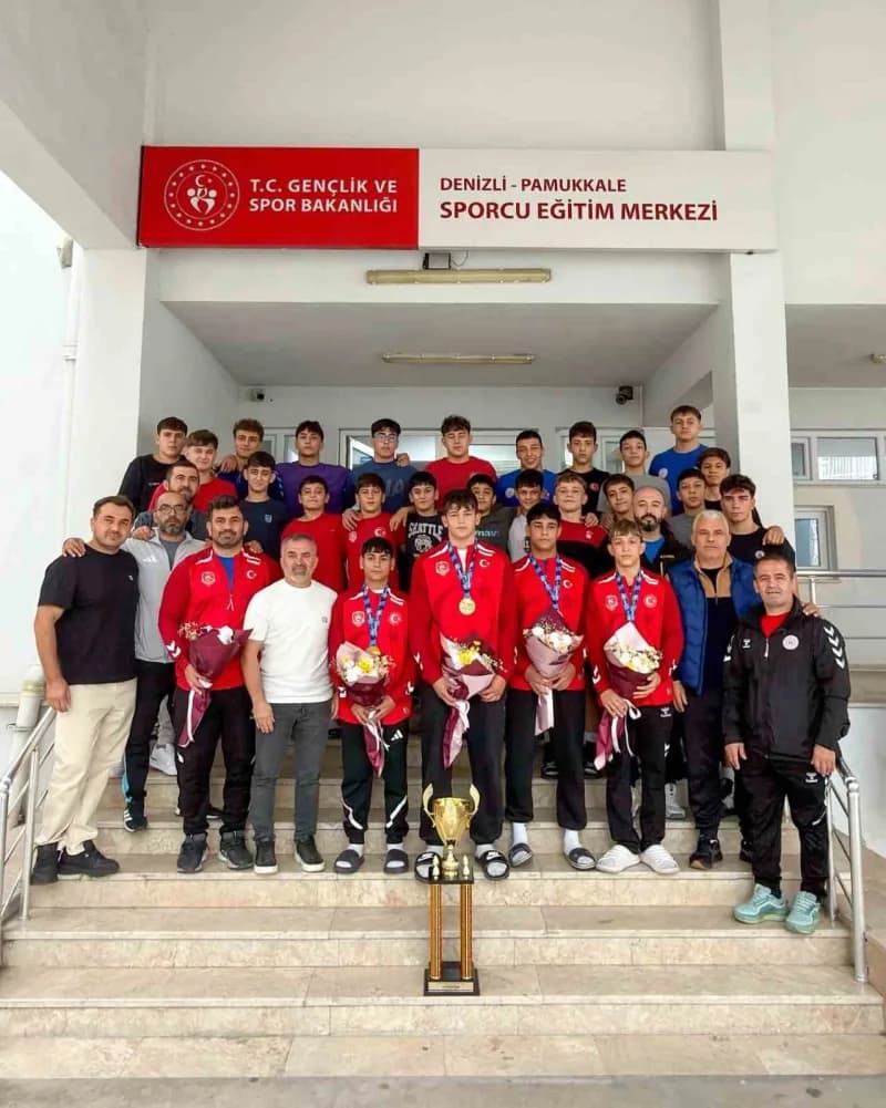 Hırvatistan’ın Koprivnica kentinde düzenlenen Balkan Güreş Şampiyonası’nda Denizlili güreşçilerimiz toplamda 4 altın ve