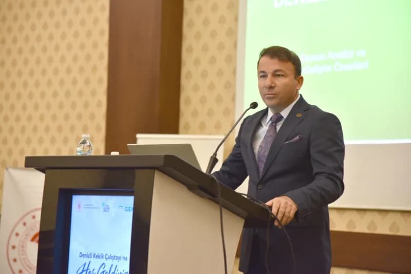 Denizli Kekik Çalıştayı katılımcıları ve konuşmacılar toplantı salonunda