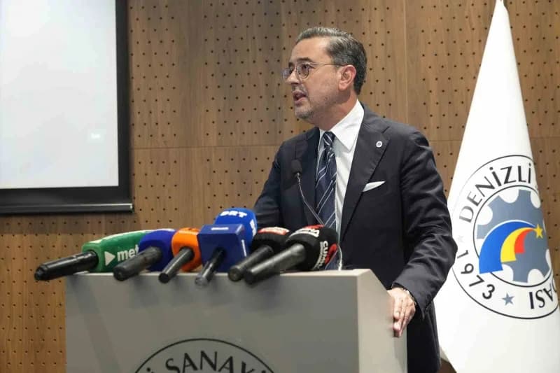 Denizli Sanayi Odası Müjdat Keçeci Meclis Salonu’nda 2026-2030 dönemi seçimleri sırasında üyeler oy kullanıyor